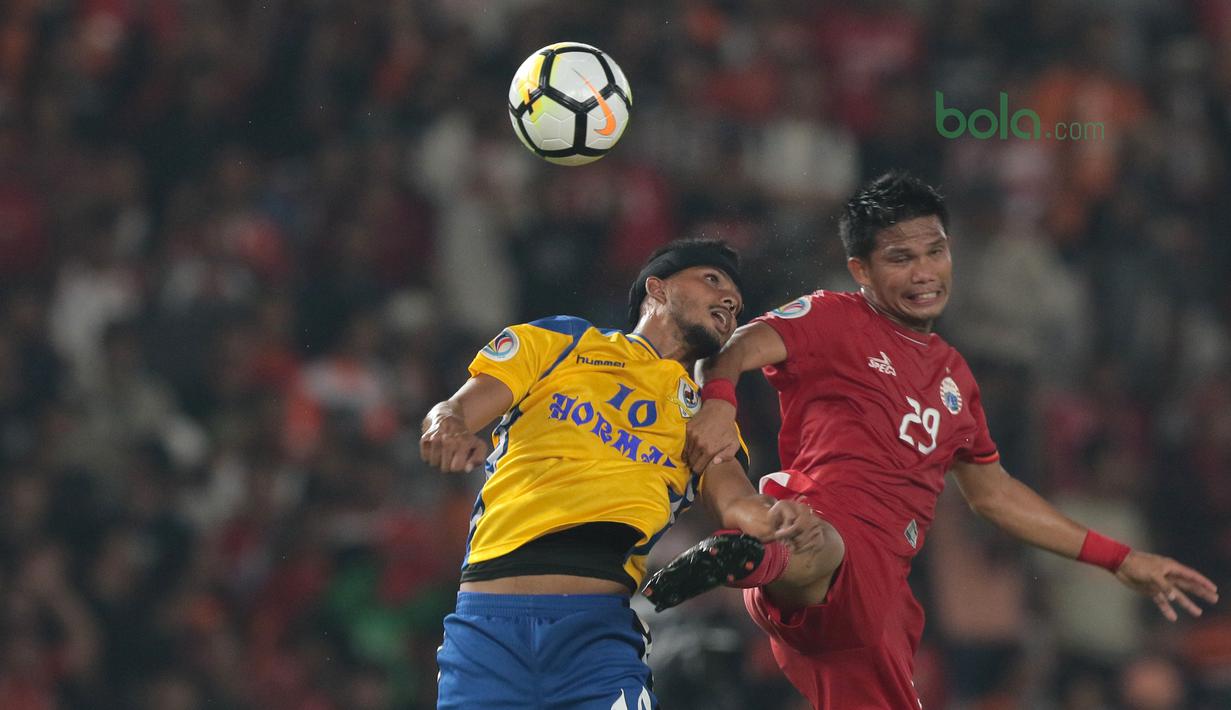 Duel pemain Persija Jakarta, Sandi Sute (kanan) dan pemain Tampines Rovers pada laga Piala AFC 2018 di Stadion Utama GBK, Senayan, Jakarta (28/2/2018). Persija menang 4-1. (Bola.com/Nick Hanoatubun)