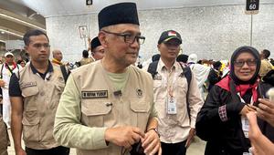 Menhaj Moch Irfan Yusuf melempar Jumrah Ula di Jamarat, Mina, Makkah. (Liputan6.com/Asnida Riani/Media Center Haji 2026).