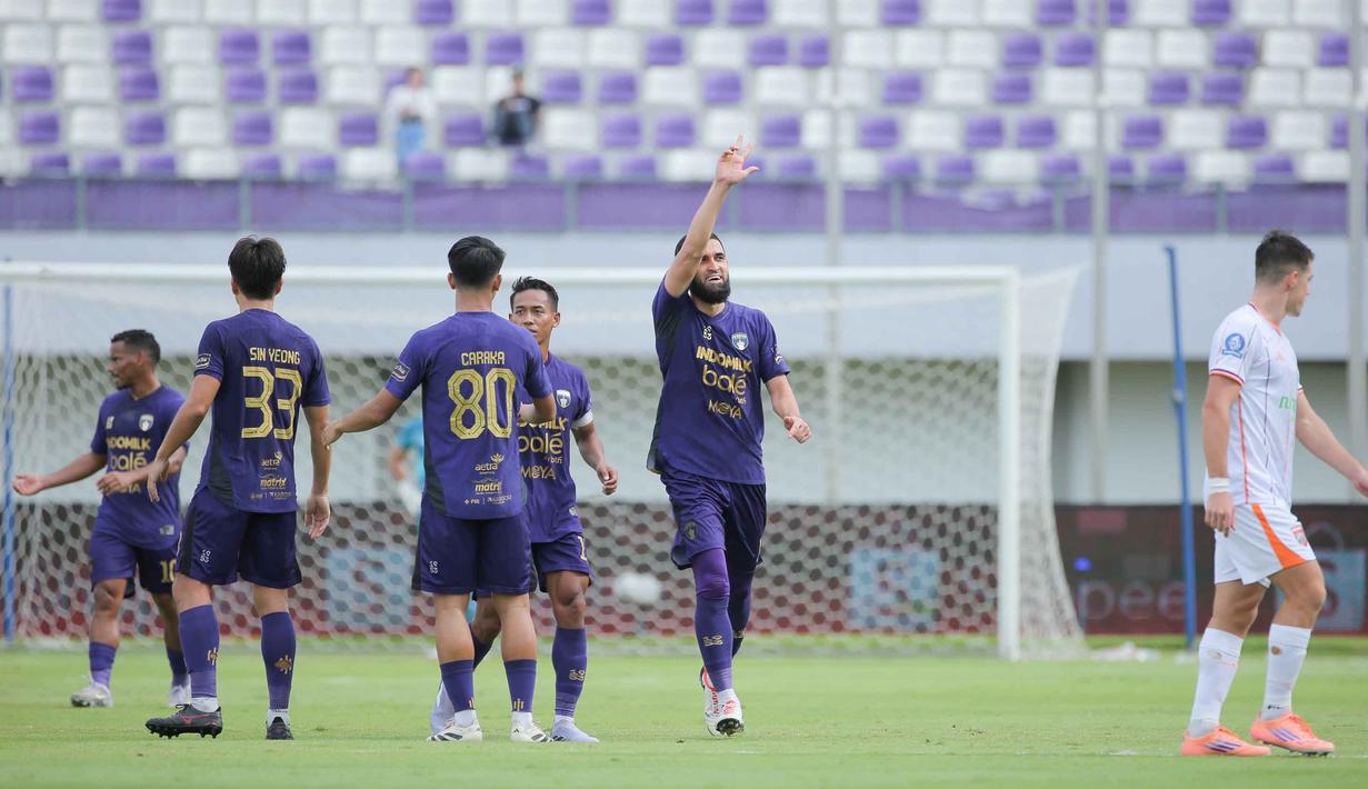 Persita unggul lebih awal lewat gol cepat pada menit ke-3 hasil sepakan keras Javlon Guseynov dari luar kotak penalti yang memanfaatkan umpan pendek Hokky Caraka. Tampak dalam foto, pemain Persita, Javlon Guseynov (kedua kanan) merayakan golnya ke gawang Borneo FC pada pertandingan pekan ke-17 BRI Super League 2025/2026 di Stadion Indomilk Arena, Tangerang, Banten, Jumat (9/1/2026). (Bola.com/Bagaskara Lazuardi)