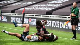 Pemain sayap Prancis Lyon Patrick Sobela (kanan) ditekel oleh pemain Prancis Brives David Delarue dalam pertandingan rugby union 14 Besar Prancis antara Lyon (LOU) dan Brives CA di Stadion Gerland di Lyon, pada 15 Mei 2021. (Foto AFP/Olivier Chassignole)