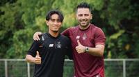 Saling respek dua sahabat. M. Taufiq dan Javier Roca pernah satu tim di Persebaya. Kali ini, sebagai pelatih Javier Roca butuh Taufiq untuk membela Persik di Liga 1 mendatang. (Bola.com/Gatot Susetyo)