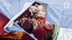 Penjual ayam potong di salah satu lapak di Pasar Kebayoran Lama, Jakarta, Rabu (28/6/2023). (Liputan6.com/Angga Yuniar)