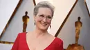 Tak bisa dipungkiri bahwa Meryl Streep tampil cantol dalam bisana merah yang membalutnya. (NewIndianExpress)