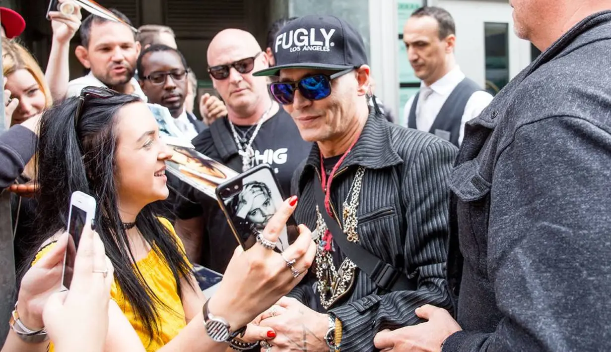 Foto Johnny Depp yang terlihat kurus sangat membuat para penggemarnya merasa khawatir. (Splash News/ E! News)