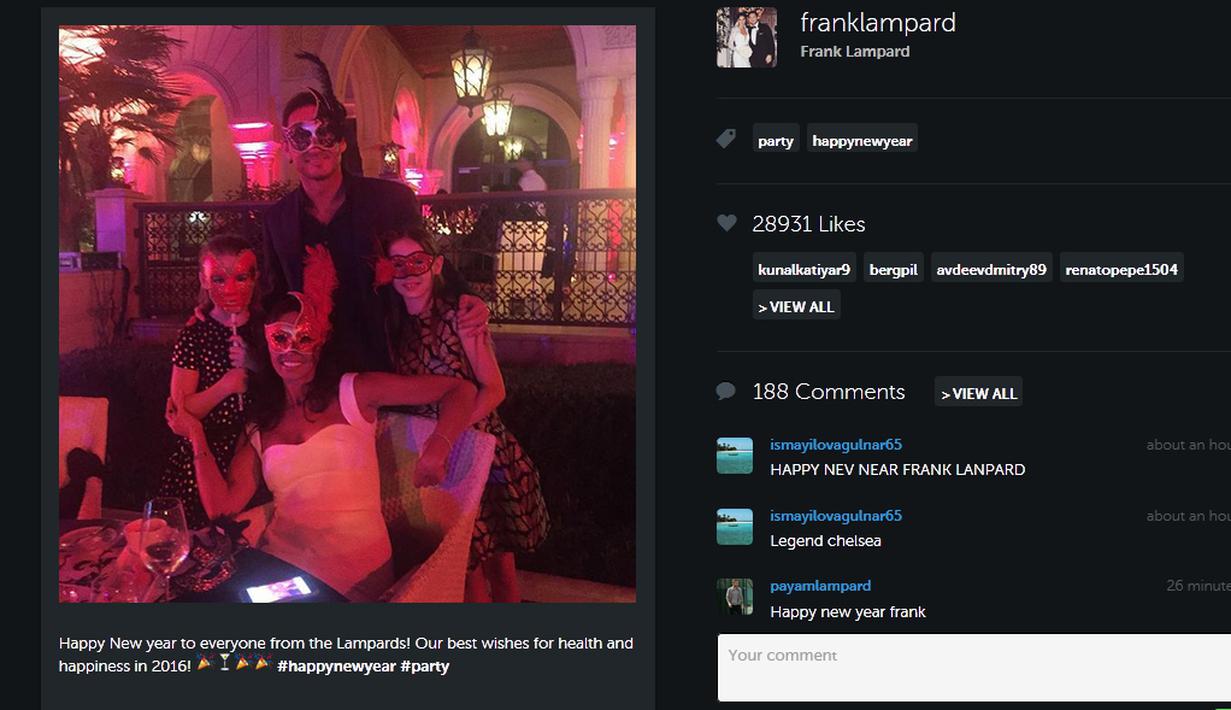 Frank Lampard dan keluarganya memakai topeng untuk merayakan malam tahun baru 2016. (Instagram/Frank Lampard)