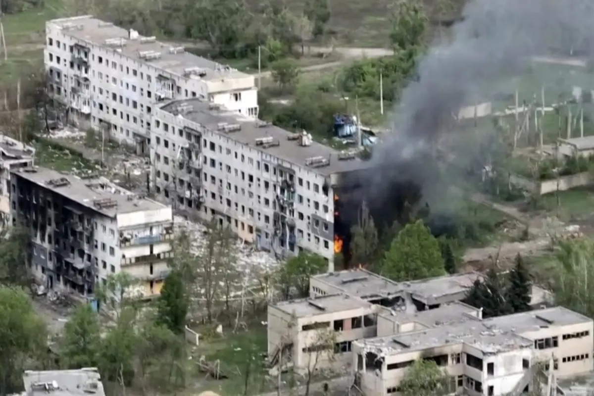 Rekaman dari pesawat nirawak yang diperoleh the AP memperlihatkan Desa Ocheretyne yang menjadi target serangan pasukan Rusia di Wilayah Donetsk, bagian timur Ukraina, Sabtu, 4 Mei 2024. (Kherson/Green via AP)