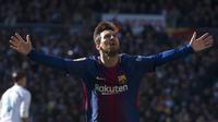 Seleberasi bintang Barcelona, Lionel Messi usai menjebol gawang Real Madrid pada laga El Clasico di Santiago Bernabeu, Sabtu (23/12/2017).