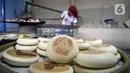 Tumpukan kue bulan terlihat di Industri Rumahan Kue Bulan Putri Lauw, Pondok Sentul, Ciater, Tangerang Selatan, Selasa (10/11/2020). Pada masa pandemi sekarang, produksi kue tradisional khas Tionghoa tersebut menurun sesuai pesanan pembeli. (merdeka.com/Dwi Narwoko)