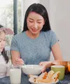 Ibu yang menyendoki anaknya makan (Foto: Freepik/tirachardz).