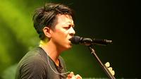 Ariel pun melantunkan single ‘Separuh Aku’, lagu yang sangat hits pasca band ini merubah nama dari Peterpan menjadi NOAH memang sangat easy listening dan mudah dinyanyikan. (Andy Masela/Bintang.com)