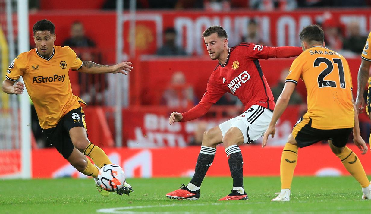 Pemain Manchester United, Mason Mount mengumpan bola pada laga pekan pertama Liga Inggris 2023/2024 melawan Wolverhampton di Old Trafford, Manchester, Selasa (15/08/2023) WIB. (AFP/Lindsey Parnaby)