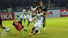 Kiper Persib, I Made Wirawan gagal menahan sepakan penyerang Arema Cronus, Cristian Gonzales (kanan) saat laga final Piala Bhayangkara di Stadion GBK Jakarta, Minggu (3/4/2016). Laga dimenangkan Arema Cronus 2-0. (Liputan6.com/Helmi Fithriansyah)