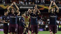 Para pemain Arsenal melakukan selebrasi usai lolos ke final Liga Europa setelah mengalahkan Valencia di Stadion Mestalla, Valencia, Kamis (9/5). Arsenal unggul agregat 7-3 atas Valencia. (AFP/Javier Soriano)