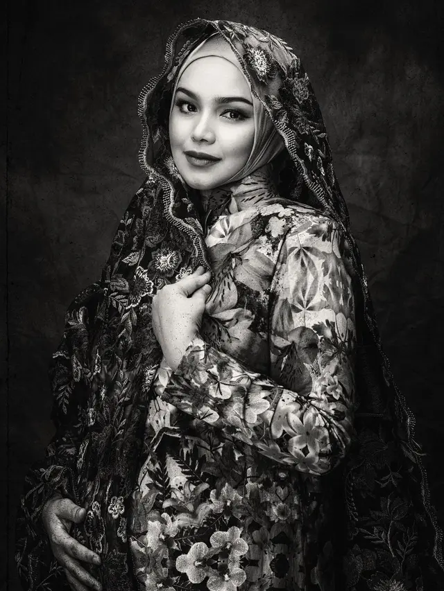 Hamil Anak Kedua di Usia 41 Tahun, Ini 6 Potret Siti Nurhaliza Pamer Baby Bump