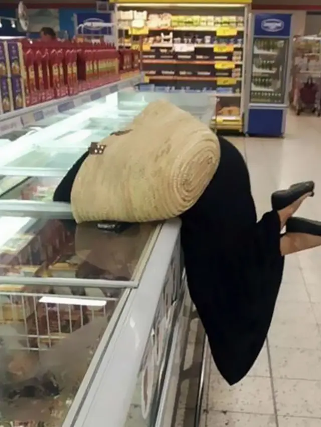 8 Tingkah Absurd Emak-Emak Saat Belanja, Bikin Ngelus Dada