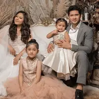 Iko Uwais dan Audy Item lakukan pemotretan keluarga perdana. (Sumber: Instagram/@audyitem)