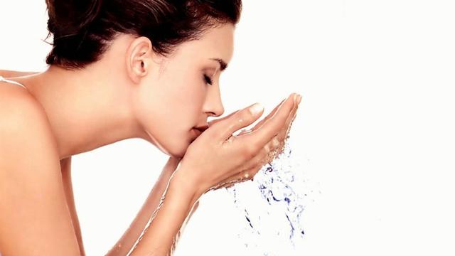 Wajah Makin Mulus Jika Cuci Muka Dengan Air Mineral Percaya