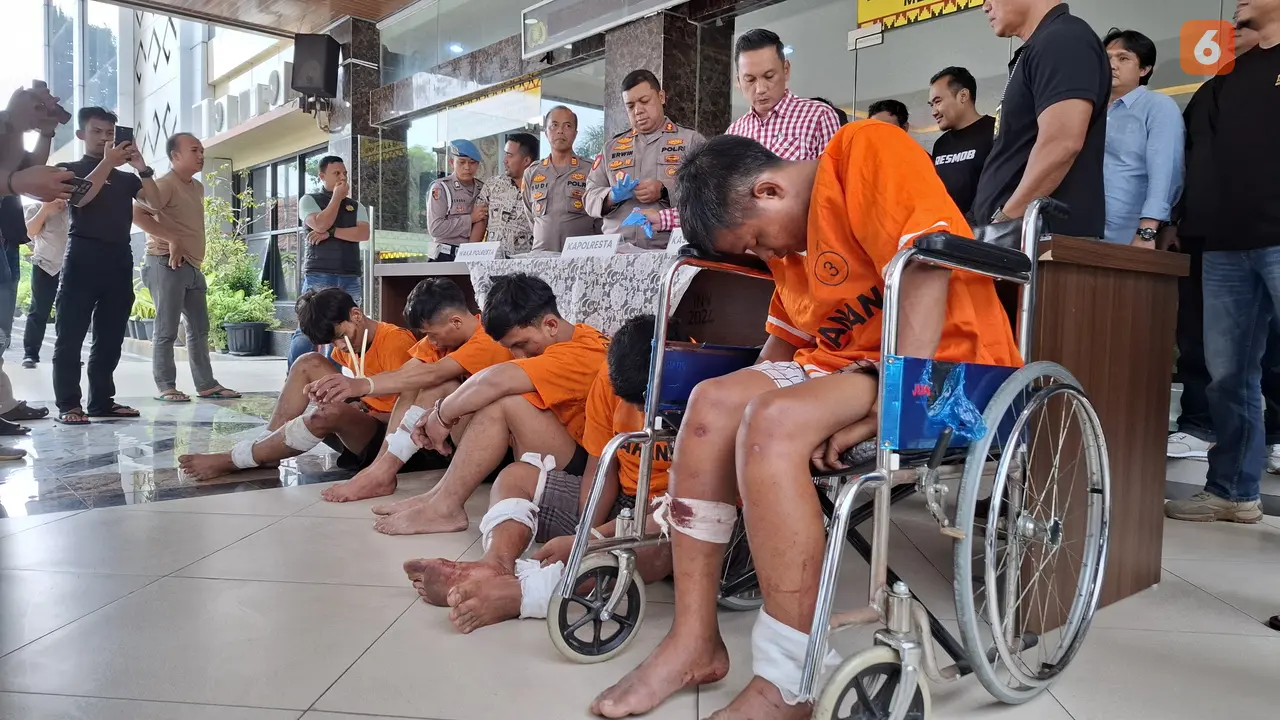 Polresta Bandar Lampung meringkus lima pelaku spesialis pencuri sepeda motor bersenpi. Foto : (Liputan6.com/Ardi).