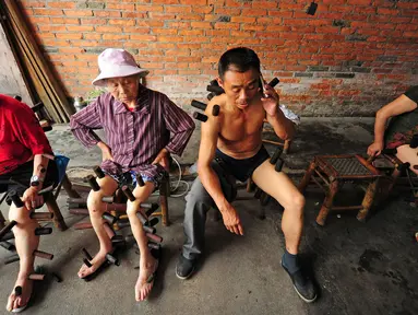 Sejumlah pasien menjalani terapi bekam tradisional di sebuah klinik di Pujiang County, Chengdu, Tiongkok (10/8). Terapi bekam telah menjadi salah satu pengobatan warisan leluhur bangsa Tiongkok. (REUTERS)