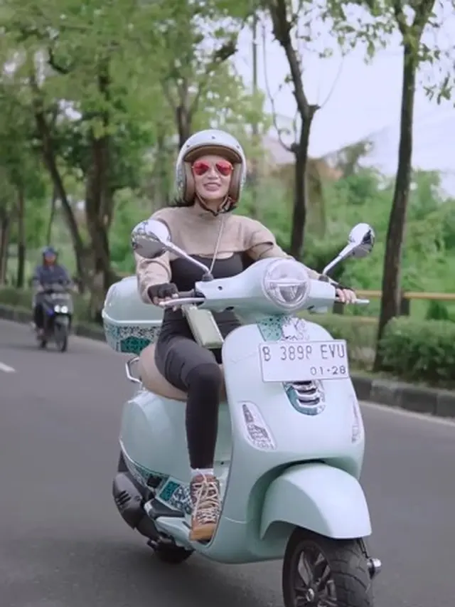 Wika Salim saat riding Vespa di Bali (Instagram/wikasalim)