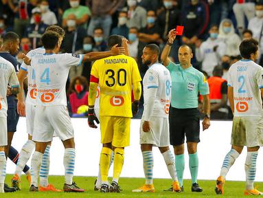Wasit memberikan kartu merah saat pertandingan antara Paris Saint-Germain kontra Marseille pada laga Ligue 1 di di Stade de France, Senin (14/9/2020). PSG takluk 0-1 dari Marseille. (AP Photo/Michel Euler)