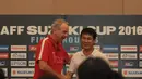 Alfred Riedl dan Nguyen Huu Thang terlihat tertawa bersama usai mengikuti press conference jelang Semifinal AFF Cup 2016 di Aston Hotel, Sentul, (2/12/2016). (Bola.com/Nicklas Hanoatubun)