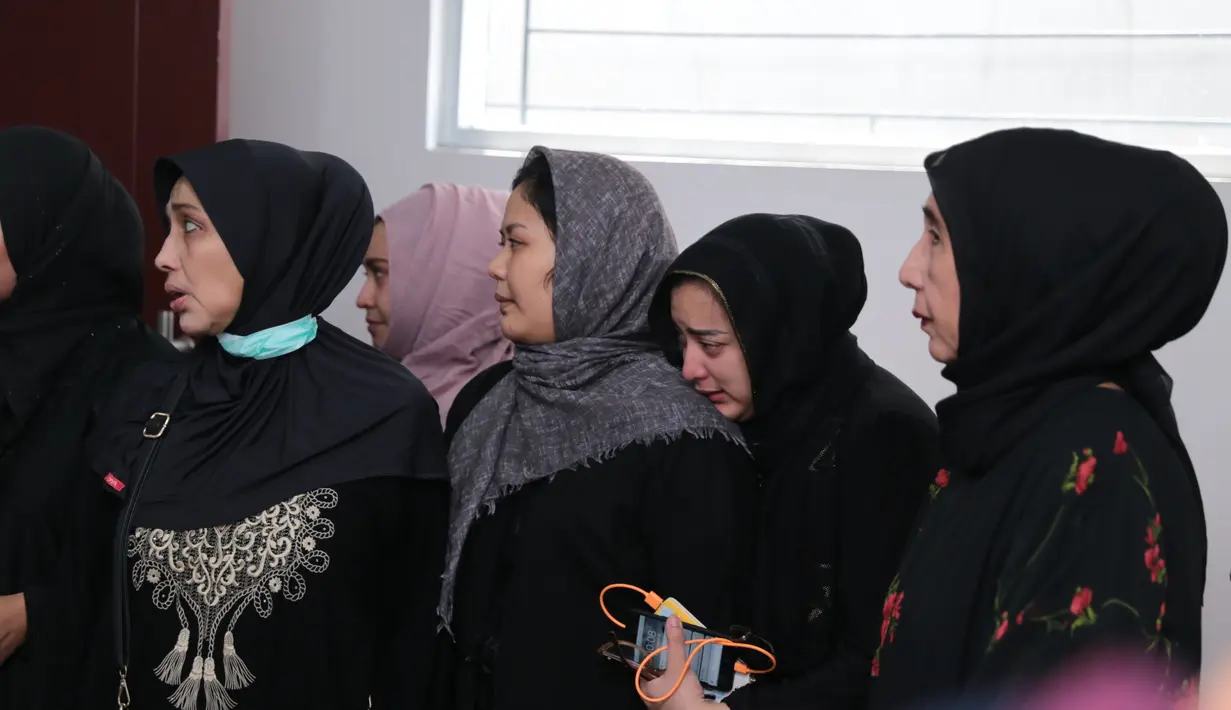 Meskipun terpukul, namun Jane dengan mata sembabnya tetap menjamu para tamu yang hadir. Ia terlihat menyalami para saudaranya dan sesekali meluapkan kesedihannya. (Adrian Putra/Bintang.com)