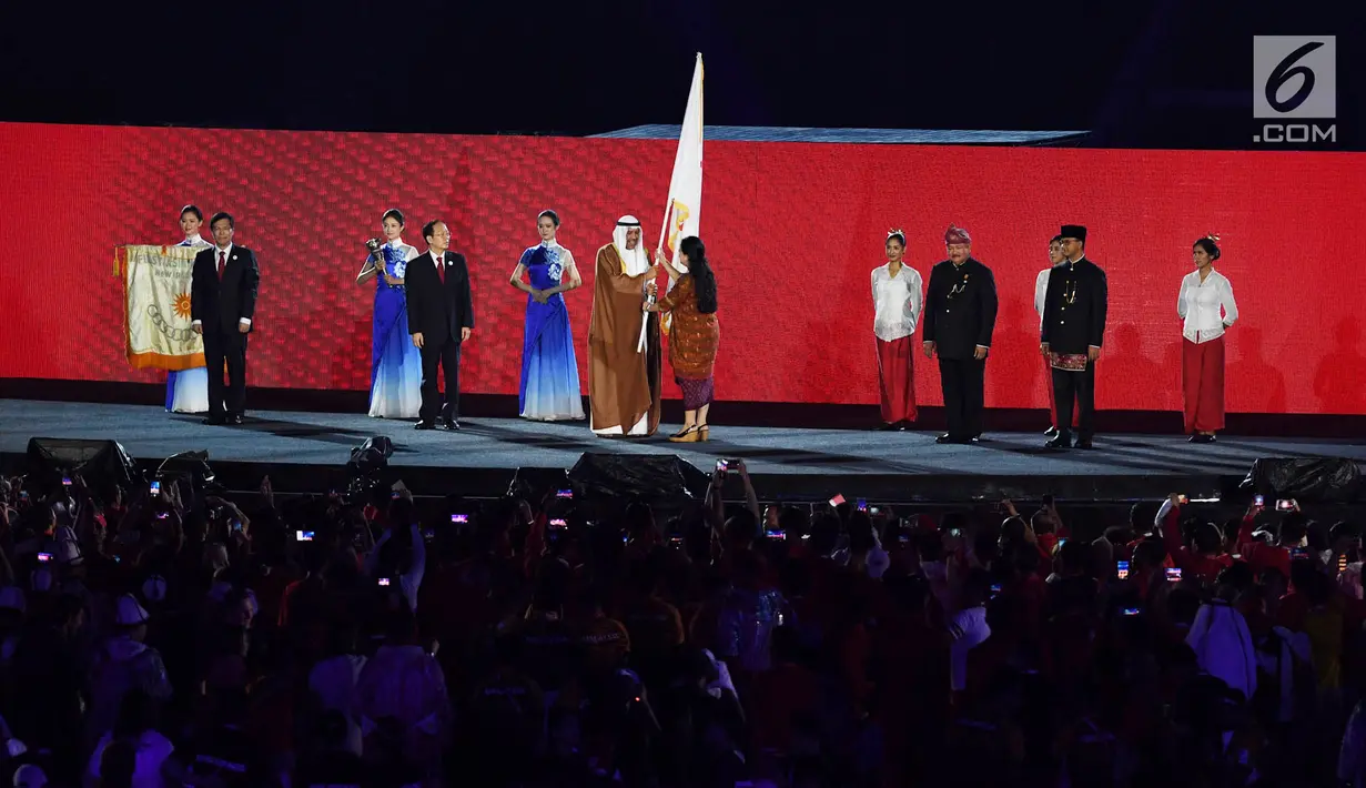 Menko PMK Puan Maharani menyerahkan bendera Asian Games kepada Presiden OCA Sheikh Ahmad Al-Fahad Al-Sabah saat penutupan Asian Games 2018 di Stadion Utama GBK, Jakarta, Minggu (2/9). (Merdeka.com/Imam Buhori)