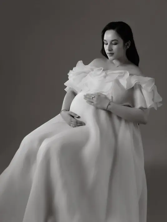 Chelsea Islan pancarkan aura pregnancy glow di maternity shoot terbaru [@chelseaislan]