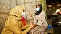 Sambangi Lansia Miskin Sebatangkara, Ipuk Pastikan Bansos Mencukupi