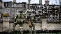 Tentara Rusia menjaga pembangkit listrik Luhansk di kota Shchastya (13/4/2022). Dibangun antara tahun 1950 dan 1956 dan generator pertamanya terhubung ke jaringan pada 30 September 1956. (AFP/ Alexander Nemenov)