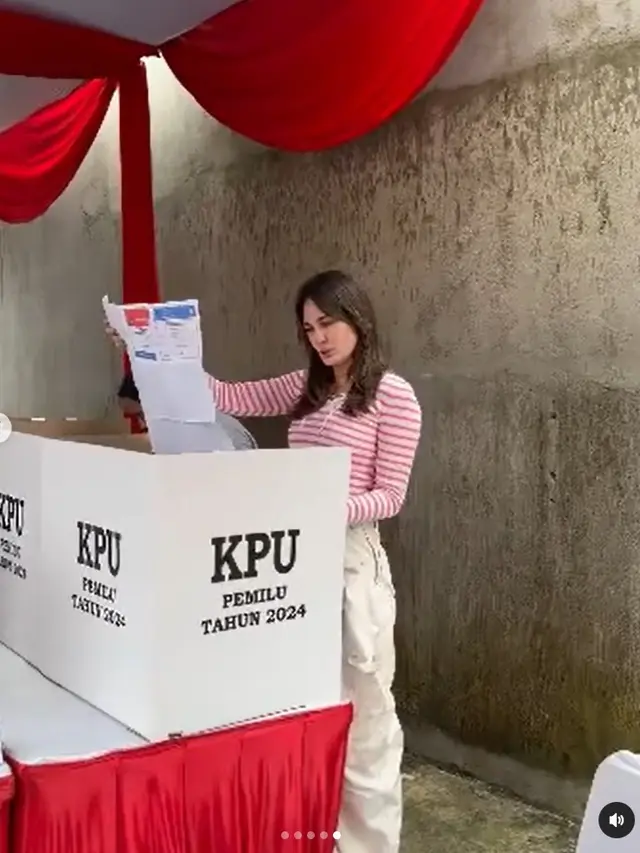 Luna Maya nyoblos di Pemilu 2024. [Foto: Instagram/lunamaya]