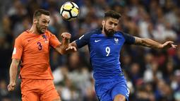 2. Stefan de Vrij - Berhasil menaklukkan Serie A Italia dengan membela Lazio dan juga Inter Milan. Bek binaan Feyenoord ini menjadi salah satu pemain buruan klub besar pada bursa transfer pemain. (AFP/Christophe Simon)