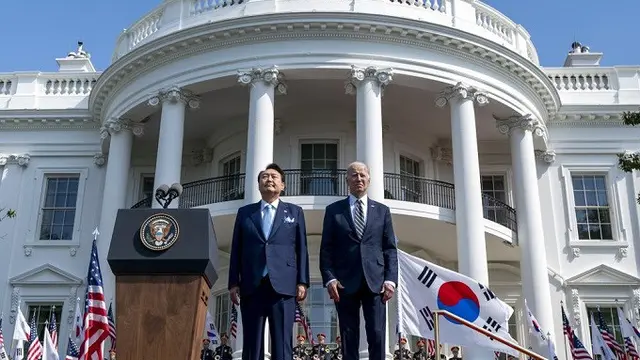 Presiden Amerika Serikat Joe Biden dan Presiden Korea Selatan Yoon Suk Yeol di Gedung Putih, pada Rabu (26/4/2023). (Dok. AP/Evan Vucci)