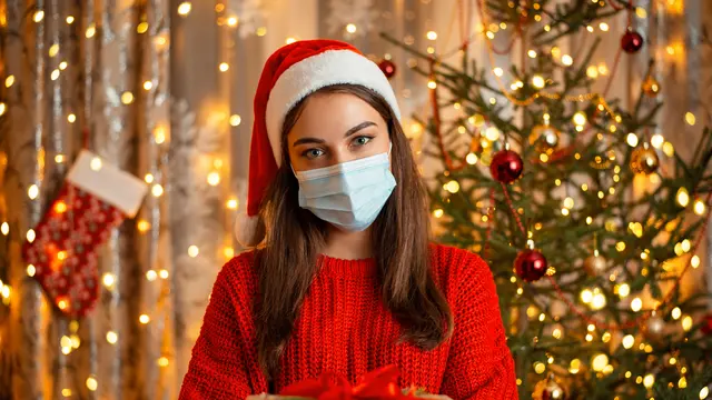 perempuan merayakan natal