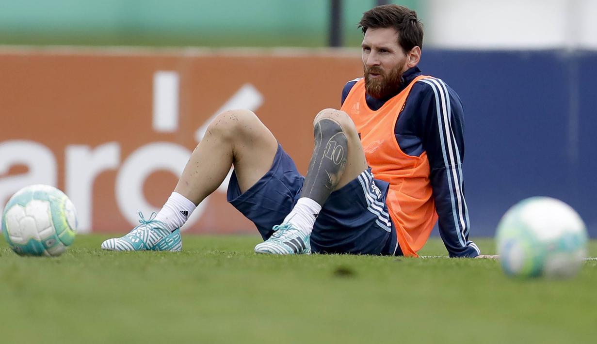 Striker Argentina, Lionel Messi, beristirahat saat mengikuti latihan bersama timnas Argentina jelang laga kualifikasi piala dunia 2018 di  Buenos Aires, Selasa (29/8/2017). Argentina akan berhadapan dengan Uruguay. (AP/Natacha Pisarenko)