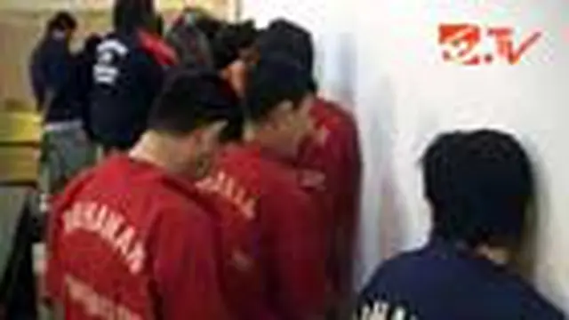 Satuan Reserse Kriminal Polwiltabes Surabaya, Jatim, membongkar sindikat judi bola Piala Dunia. Selain menangkap 14 tersangka, polisi juga menyita sejumlah barang bukti berupa uang puluhan juta rupiah, buku tabungan dan ponsel.