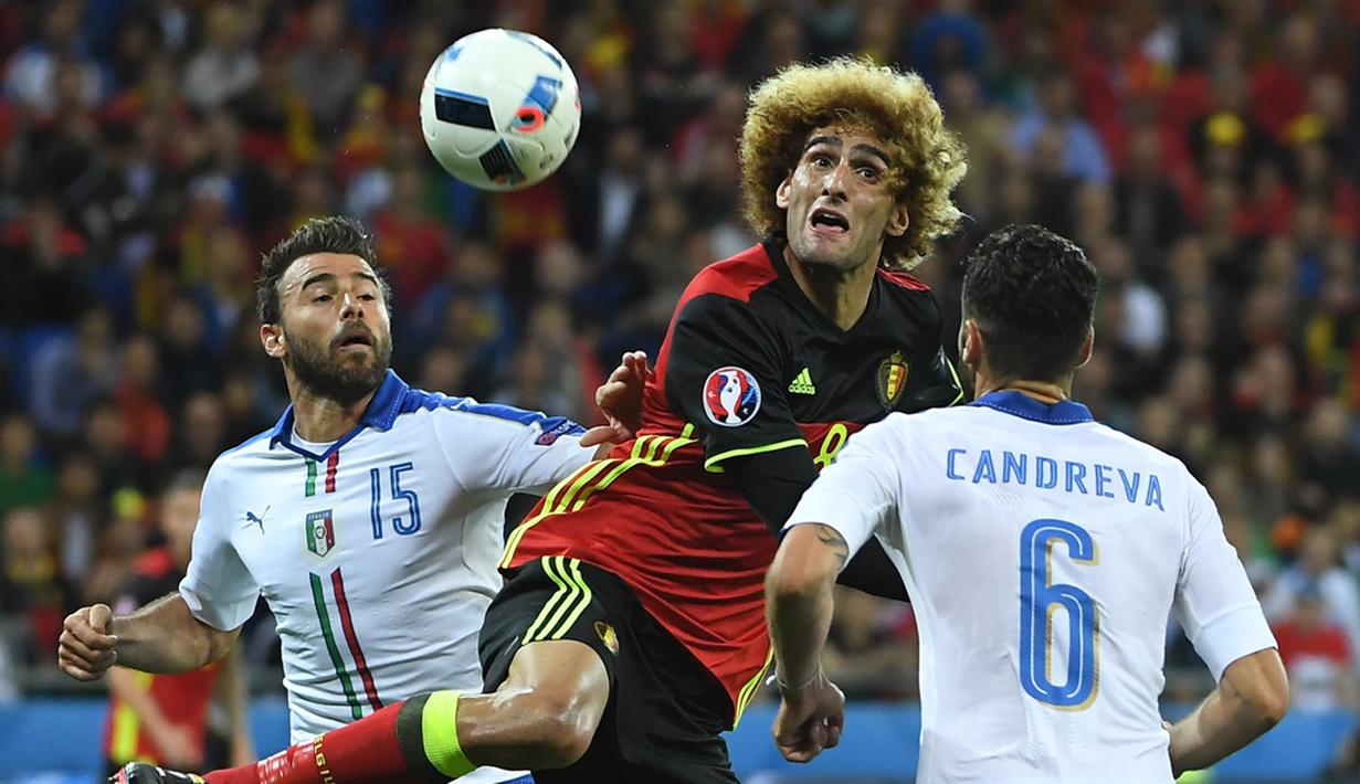Perebutan bola antara pemain Italia dengan pemain Belgia, Marouane Fellaini, pada laga Grup E Piala Eropa 2016 di Stade de Lyon, Lyon, Selasa (14/6/2016) dini hari WIB. (AFP/Emmanuel Dunand)