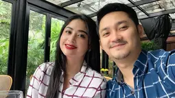 Selalu tampil mesra, Dewi Perssik dan Angga Wijaya berhasil membuat para netizen iri. Keduanya juga kerap memakai baju couple, kali ini pasangan tersebut memakai busana dengan motif yang sama. (Liputan6.com/IG/@anggawijaya88)
