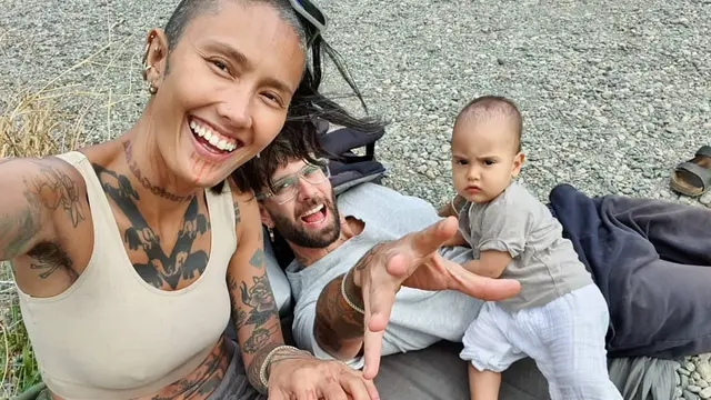 7 Potret Fahrani Asuh Anak, Gayanya Nyentrik Curi Perhatian
