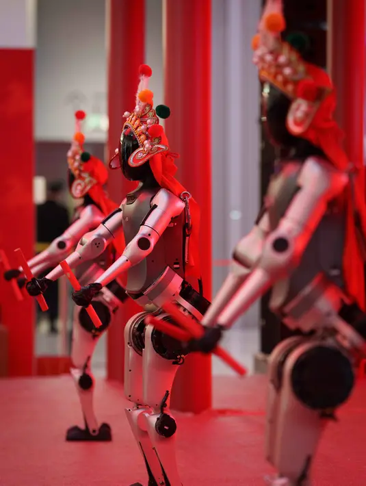 Pameran kuil robot atau sering disebut sebagai AI Temple Fair atau pameran kuil sains dan teknologi, merupakan tren perayaan modern di China yang menggabungkan tradisi Tahun Baru Imlek dengan teknologi robotika canggih. Tampak dalam foto, robot humanoid menampilkan tarian sinkron selama pratinjau media pameran kuil robot yang dirayakan menjelang Tahun Baru Imlek di Beijing, China, Jumat 13 Februari 2026. (AP Photo/Vincent Thian)
