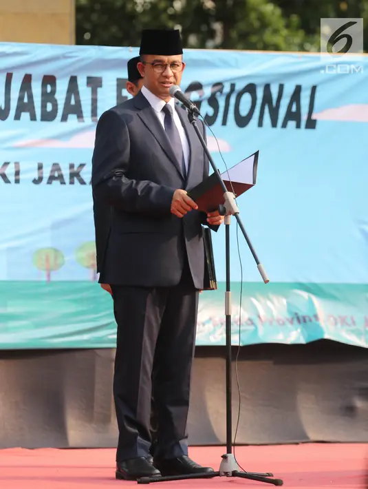 Gubernur DKI Jakarta Anies Baswedan memberi sambutan saat melantik pejabat fungsional di halaman Balai Kota Jakarta DKI, Senin (4/6). Pengangkatan pertama kali sebanyak 645, perpindahan 236, dan inpassing 24 orang. (Liputan6.com/Arya Manggala)