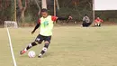 Pemain FC Bekasi City, Ismed Sofyan, melepaskan tendangan saat sesi latihan di Lapangan Harin, Tengerang Selatan, Rabu (7/9/2023). (Bola.com/M Iqbal Ichsan)