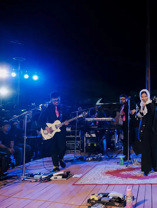 Untuk menghormati penggemar di sana, Danilla mengenakan penutup kepala. [Instagram @danillariyadi]