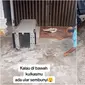 Heboh warga tangkap ular sembunyi di bawah kulkas. (Sumber: TikTok/marojahan_a_situmorang)