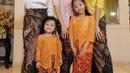 <p>Sedangkan kedua anak Sarwendah tampil dengan kebaya warna orange, dipadukan kain batik warna cerah. @sarwendah29</p>