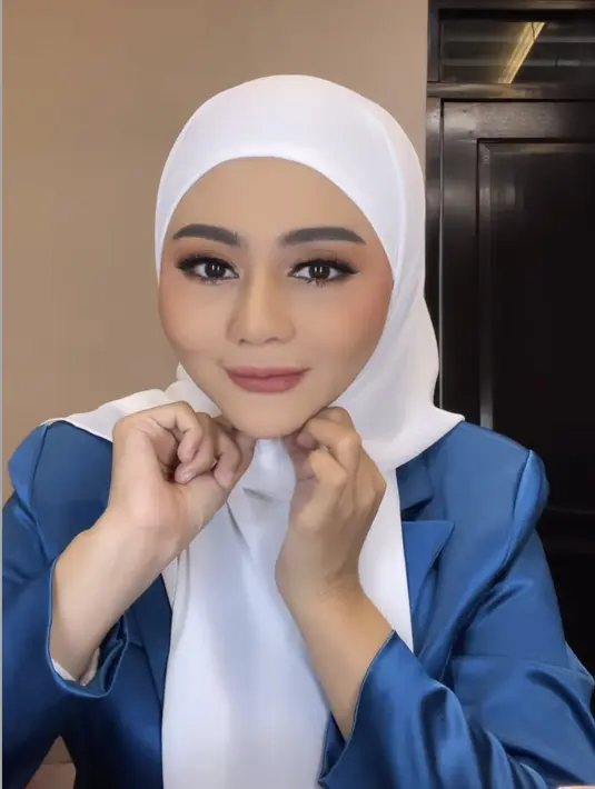 Ia juga tampil memesona dengan kerudung putih, dipadukan blazer biru.  (@jenitajanet)
