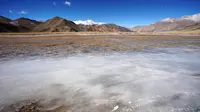 Foto pada 30 November 2020 menunjukkan pemandangan di Wilayah Rutog, Prefektur Ngari, Daerah Otonom Tibet, China. Ngari, yang dijuluki sebagai "puncak atap dunia" dengan ketinggian rata-rata 4.500 meter di atas permukaan laut, dikenal dengan pemandangannya yang menakjubkan. (Xinhua/Zhan Yan)