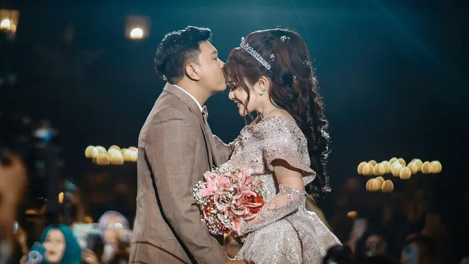 Bak Princess, 8 Gaya Mewah Bella Bonita Dibalut Gaun Bling-bling di Acara Ngunduh Mantu