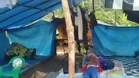 Kakek Tahir, lansia pemakai ikat pinggang penahan lapar, berbaring di tenda pengungsi di Konawe Utara.(Liputan6.com/Ahmad Akbar Fua)